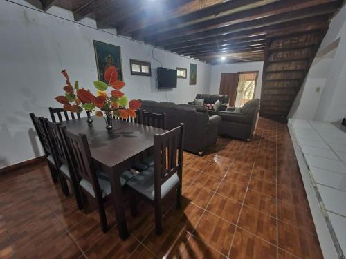 a living room with a table and a couch at Casa Rincón Ojojona in Media Legua