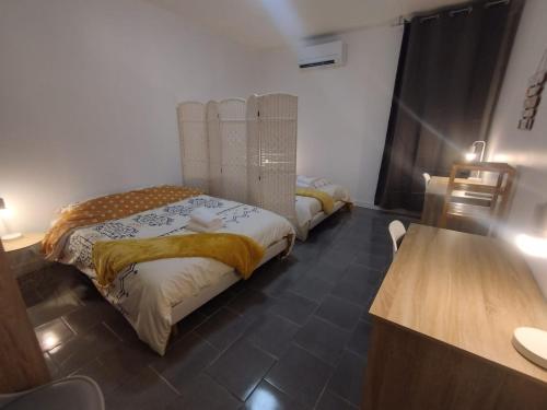 Ένα ή περισσότερα κρεβάτια σε δωμάτιο στο Le Refuge des Voyageurs