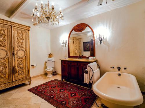 bagno con vasca, lavandino e specchio di Hacienda San Angel a Puerto Vallarta