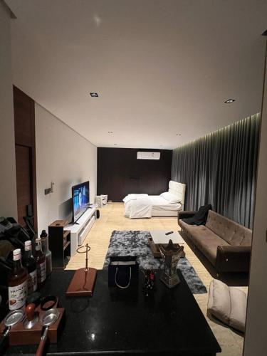 ein großes Wohnzimmer mit Sofa und TV in der Unterkunft الرياض - حي قرطبة in Riad
