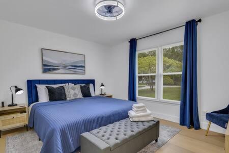 ステイツボロにあるStatesboro Luxe: Luxury In A Prime Locationのベッドルーム(青いベッド1台、窓付)