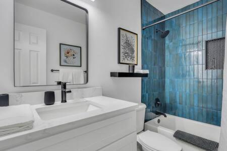 ステイツボロにあるStatesboro Luxe: Luxury In A Prime Locationのバスルーム(洗面台、トイレ、鏡付)