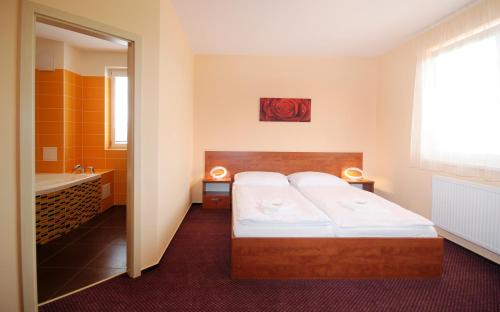 Postel nebo postele na pokoji v ubytování Hotel Olympionik