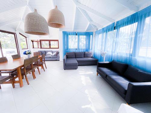 een woonkamer met een zwarte bank en een tafel bij Skyline Ocean Breeze HOTEL with VIEW Los Corales BBQ WiFi Beach CLUB & SPA in Punta Cana