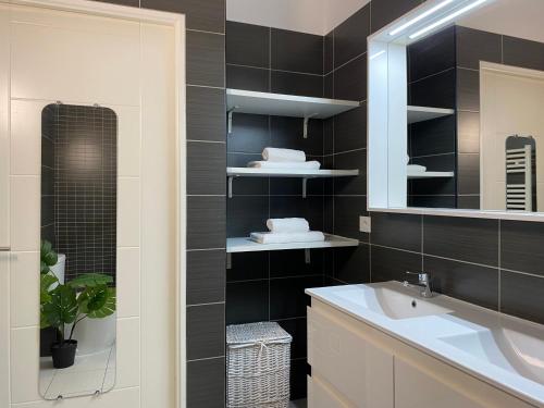 een badkamer met een wastafel en een spiegel bij Inter Superb Studio Piscine 5 min gare in Menton