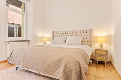 una camera da letto bianca con un letto grande e una finestra di Castillo Grande a Ludwigshafen am Rhein