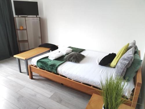 una cama con almohadas en una habitación en Cosy Home near Central London E1, en Londres