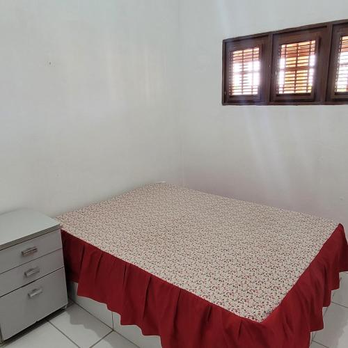 um quarto com uma cama, uma cómoda e 2 janelas em Casa em Tibau RN em Tibau