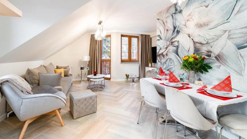 Гостиная зона в Komfortowy Apartament LOTOS z sauną, klimatyzacją i widokiem na Śnieżkę