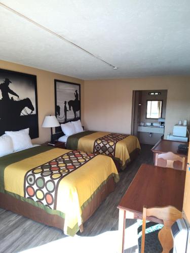 Postel nebo postele na pokoji v ubytování Arya Inn & Extended Stay