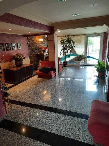 vestíbulo con sala de estar con sofá en Hotel Pedramea, en A Coruña