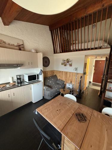 Duplex rénové dans résidence privé proche de toutes commodités place de parking inclu