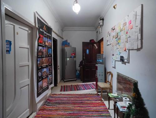 um corredor com um frigorífico e um tapete na parede em 2 Jana Pyramids view inn no Cairo