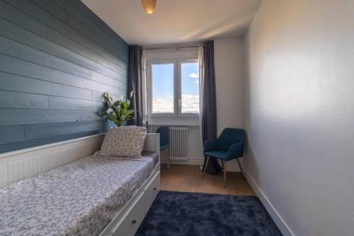 une petite chambre avec un lit et une fenêtre dans l'établissement Renovated 2-Bed Apartment 2 min from Lyon, à Oullins