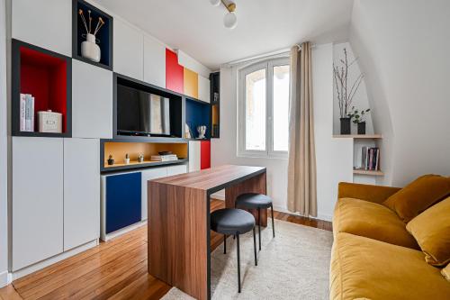 un salon avec une table et un canapé dans l'établissement Le Cœur Sacré - 4 personnes Montmartre - Wifi, à Paris