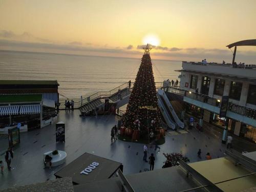 Un árbol de Navidad en medio de un centro comercial en hermoso mini departamento Miraflores a dos cuadras de Larcomar, en Lima