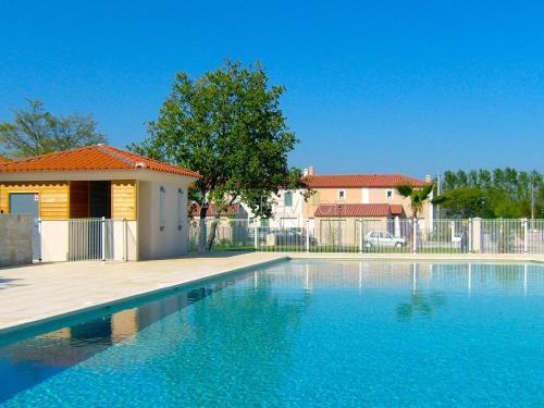 une piscine devant une maison dans l'établissement Côte d’Azur, South of France, 6 persons, full airco, pool, close to beach, à Roquebrune-sur Argens