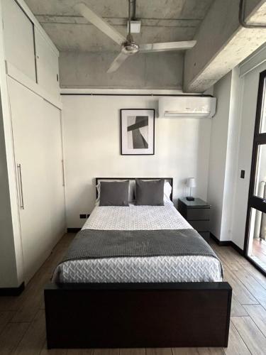 a bedroom with a large bed in a room at EÓN 9 - Moderno, vista volcán, aire acondicionado in Guatemala