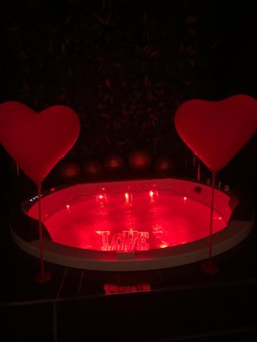 a red tub with two hearts with the words mum in it at 50m2 Suite in Capurso
