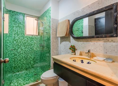 een badkamer met een wastafel en een douche bij Marina 10 in Puerto Aventuras