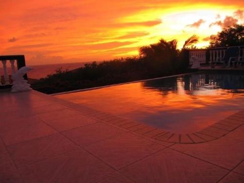 Kolam renang di atau dekat dengan Dolphin House Coral Estate