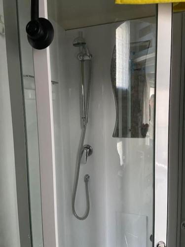 une douche dans une salle de bain avec une pomme de douche dans l'établissement Location Mortagne -Sur Gironde, à Mortagne-sur-Gironde