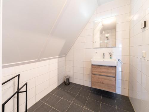 Ένα μπάνιο στο Holiday Home in Scherpenisse near Oosterschelde