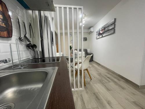 a kitchen with a sink and a table with chairs at Vistalegre! Coqueto apartamento junto al metro in Madrid