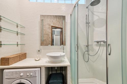 une salle de bain avec un lavabo et une machine à laver dans l'établissement Appartement au cœur du Vieux-Port, à Marseille