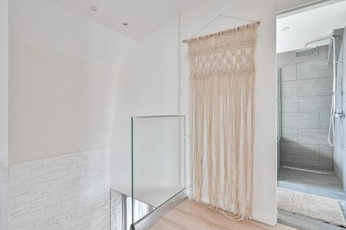 uma casa de banho com um chuveiro e uma cortina de chuveiro em La Casa Blanca - 6 personnes proche Disney & Paris em Le Raincy