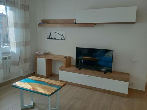 Televisyen dan/atau pusat hiburan di Appartamento il legno di mare
