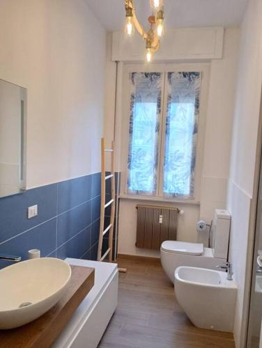 a bathroom with two sinks and two toilets at Appartamento il legno di mare in La Spezia