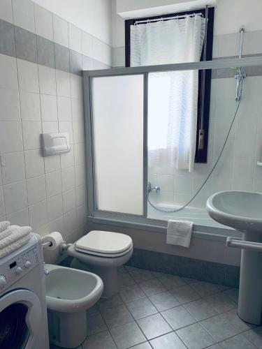 ヴェローナにあるDom a Veronaのバスルーム(トイレ、洗面台、シャワー付)