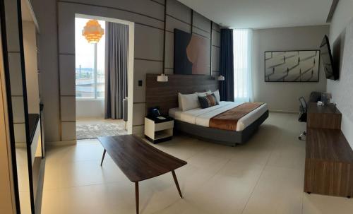 Postel nebo postele na pokoji v ubytování Hotel Casino Grand Vía Dorada