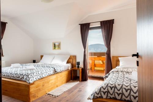 1 Schlafzimmer mit 2 Betten und einem Fenster in der Unterkunft Šumski raj in Desmerice