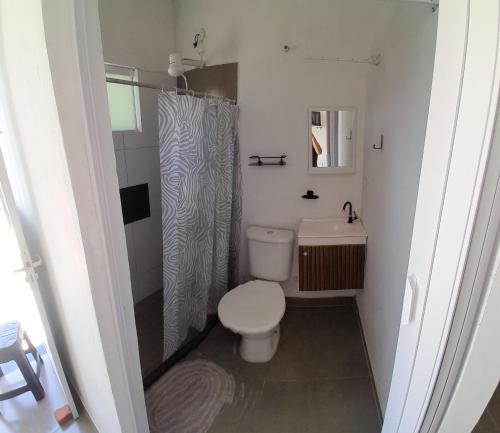 ein kleines Bad mit einem WC und einer Dusche in der Unterkunft Suíte completa s/ Fogão in São Pedro da Aldeia