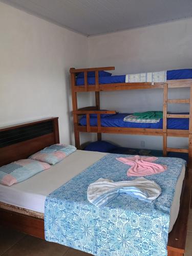 1 dormitorio con 2 literas y 1 cama azul en Chácara Paraíso, en Pouso Alto