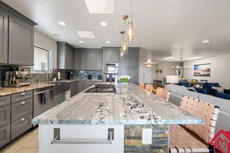 Η κουζίνα ή μικρή κουζίνα στο Desert Skyline Getaway - An Irvie Home