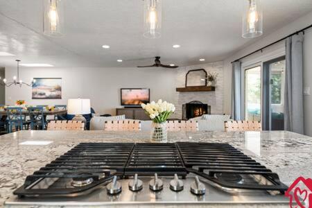 Η κουζίνα ή μικρή κουζίνα στο Desert Skyline Getaway - An Irvie Home