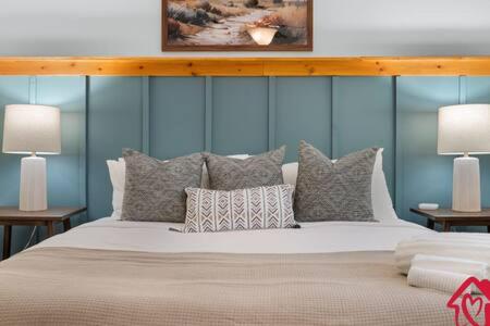 Ένα ή περισσότερα κρεβάτια σε δωμάτιο στο Desert Skyline Getaway - An Irvie Home