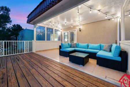 Χώρος καθιστικού στο Desert Skyline Getaway - An Irvie Home