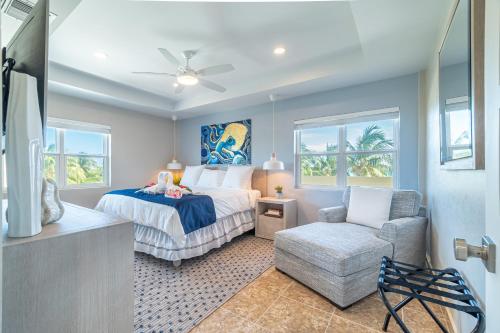 una camera da letto con un letto e una sedia di Miramar Villas Resort a San Pedro