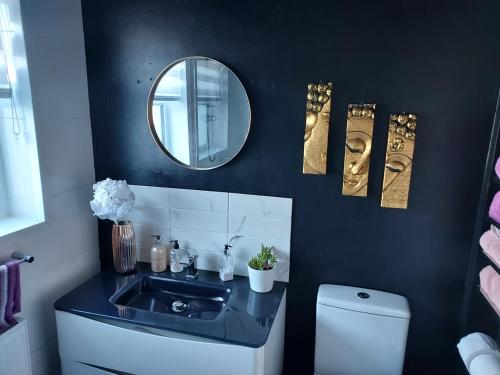 uma casa de banho com um lavatório e um espelho em 2 bed apartment 5min from sea in bare Morecombe em Morecambe