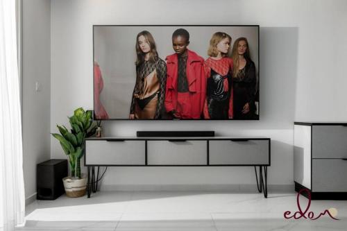 סוויטה משפחתית מרווחת עם נוף לים - By Edomluxにあるテレビまたはエンターテインメントセンター