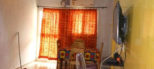 Zimmer mit einem Fenster mit einem Stapel Kisten in der Unterkunft Appart F2 Lomé centre in Lomé
