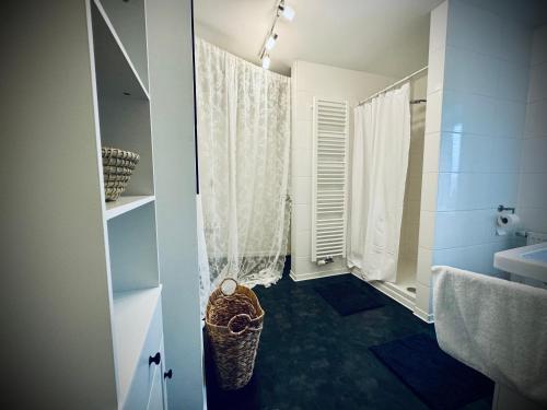 Et badeværelse på One Apartment‘s / Steinweg / Neu