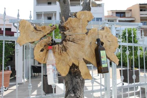 ein Baum mit einer Flasche Wein daran befestigt in der Unterkunft Apartments Lord Pirovac in Pirovac