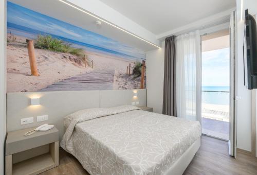 Hotel Harmony في ريميني: غرفة نوم بسرير ولوحة شاطئ