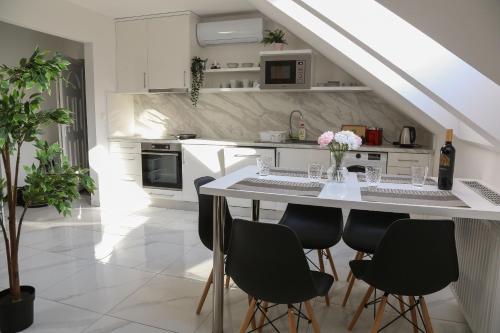 Una cocina o cocineta en Mizzou Apartman Sárvár