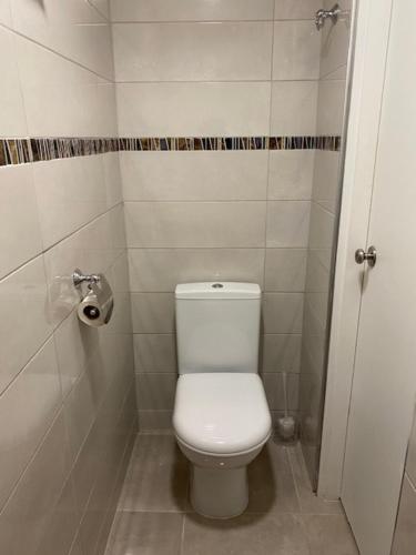 łazienka z białą toaletą w kabinie w obiekcie La Marinotel w mieście Le Diamant